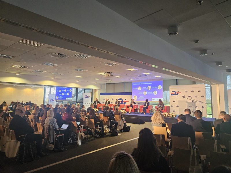 Attēlā konferenču zāle ar dalībniekiem