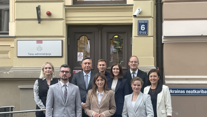 Kosovas tieslietu ministrijas pārstāvji pie Tiesu administācijas ēkas