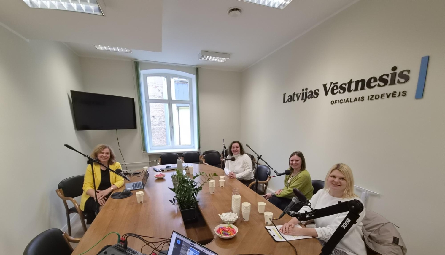 attēlā telpa ar raidieraksta dalībniekiem