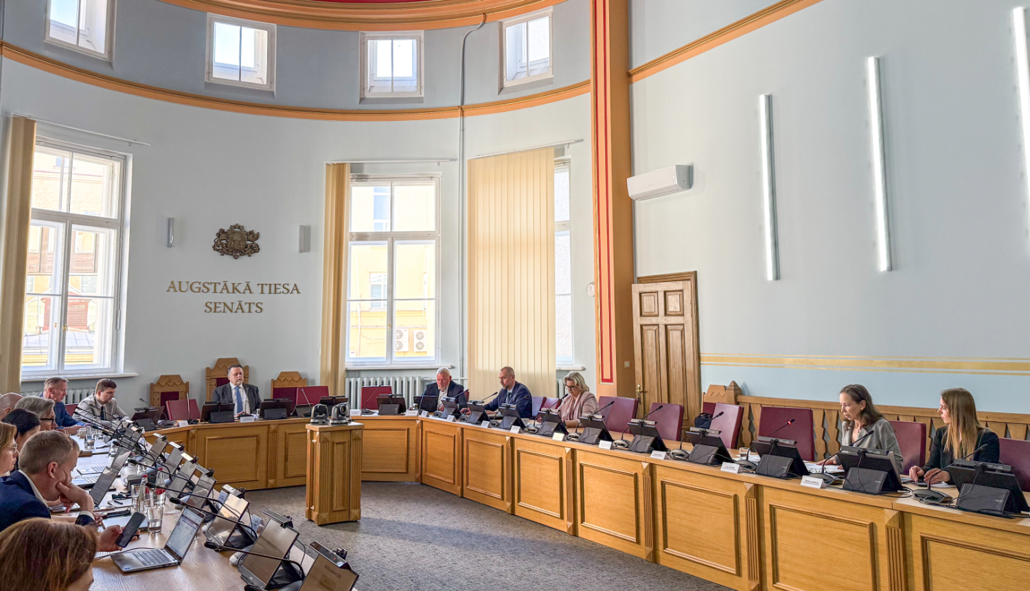 Attēlā redzami tieslietu padomes sēdes dalībnieki