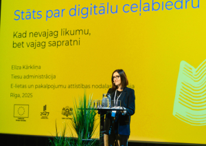 Attēlā redzama Tiesu administrācijas darbiniece prezentācijas laikā