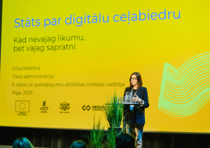 Attēlā redzama Tiesu administrācijas darbiniece prezentācijas laikā