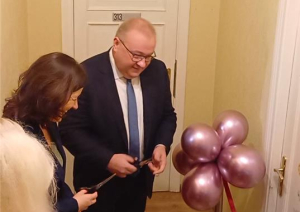 Attēlā redzama telpas atklāšana