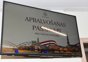 Attēlā redzams prezentācijas slaids ar titullatēlu - "Apbalvošanas pasāukums"