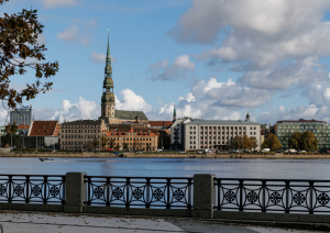 Attēlā redzama Rīgas panorāma ar Baznīcu,