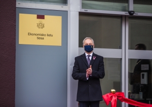 Tieslietu ministrs Jānis Bordāns pie Ekonomisko lietu tiesas plāksnes