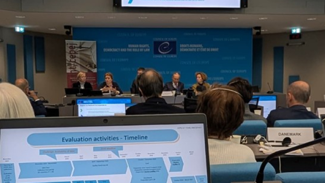 Attēlā konferenču zāle ar dalībniekiem