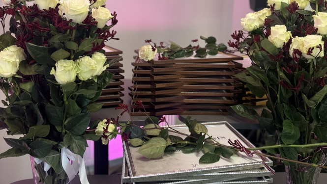 Attēlā redzami ziedi