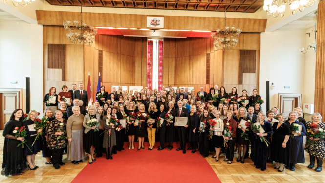 Attēlā redzama pasākuma kopbilde ar visiem apbavojamajiem