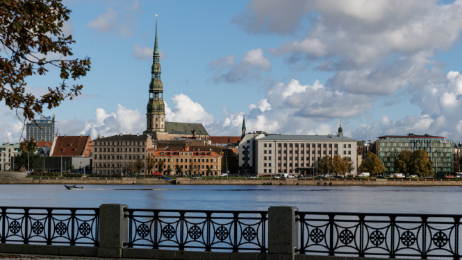 Attēlā redzama Rīgas panorāma ar Baznīcu,