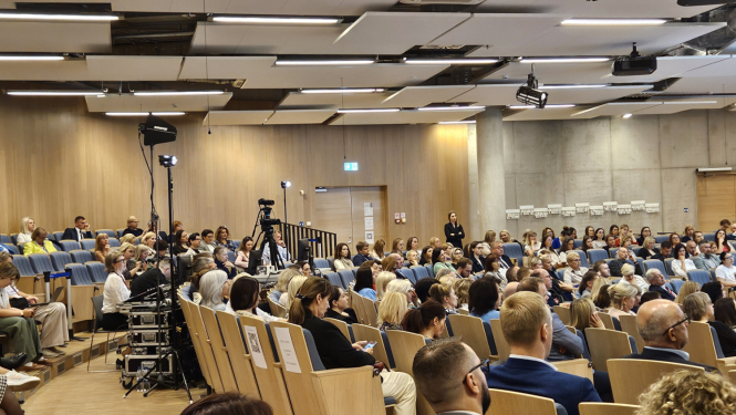 Attēlā konferenču zāle ar dalībniekiem
