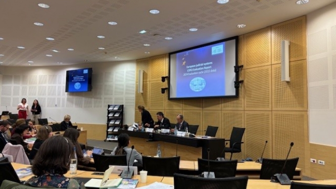 Attēlā konferenču zāle ar dalībniekiem
