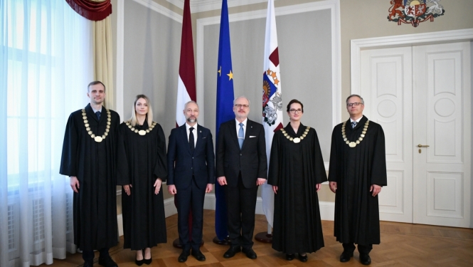 Attēlā Valsts prezidents ar jaunajiem tiesnešiem