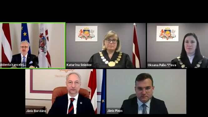 Tiešsaistes konferences režīms ar 5 ekrāniem, kuros ir Valsts prezidents Egils Levits, Tieslietu ministrs Jānis Bordāns, Valsts prezidenta padomnieks tiesību politikas jautājumos Jānis Pleps un divas Ekonomisko lietu tiesas tiesneses Katarīna Sniedze un Oksana Pulle-Čižova