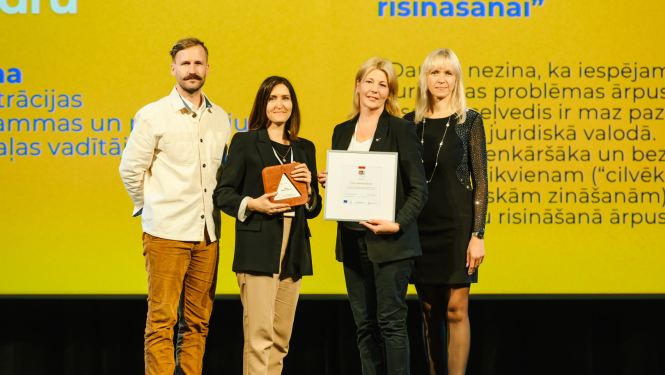 Attēlā redzama balvu saņemšana