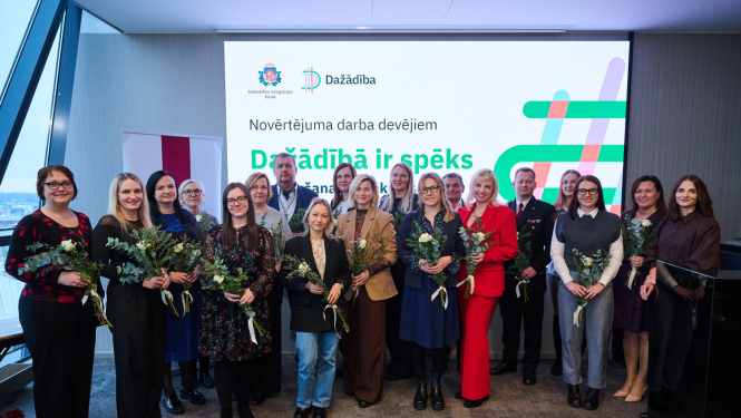 Attēlā redzami apbalvojuma saņēmēji