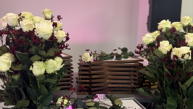 Attēlā redzami ziedi