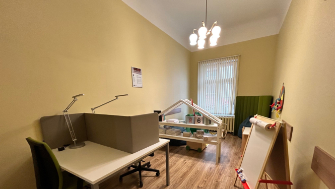 Attēlā redzama pielāgotā bērnu un vecāku telpa