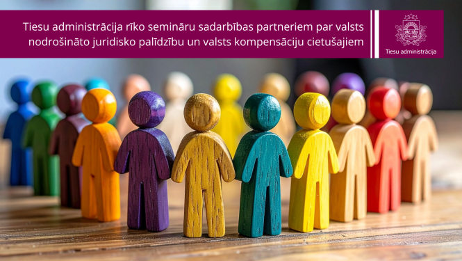 Attēlā redzamas koka figūras un teksts: "Tiesu administrācija rīko semināru sadarbības partneriem par valsts nodrošināto juridisko palīdzību un valsts kompensāciju cietušajiem"
