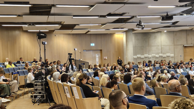 Attēlā konferenču zāle ar dalībniekiem