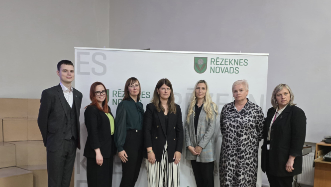 attēlā Tiesu darbinieku ētikas komisijas locekļi