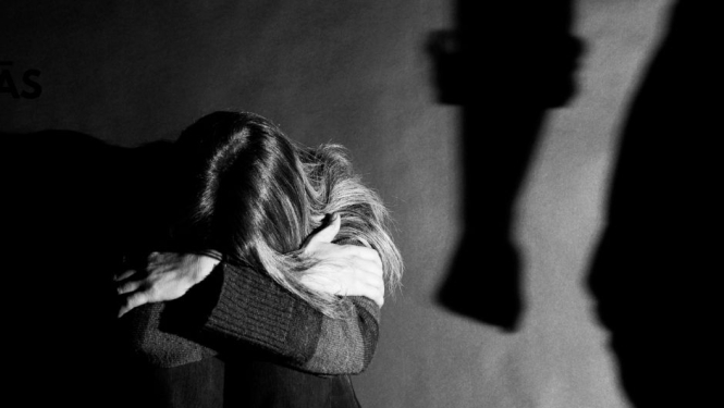 Attēlā attēloti divi cilvēki varmāka un upuris