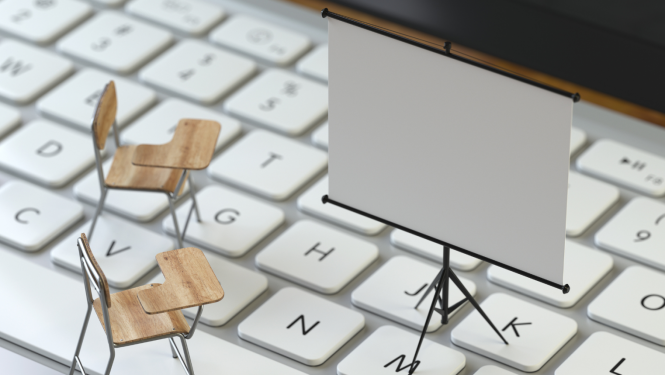 Attēlā attēloti krāsli ar tāfeli