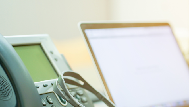 Attēlā attēlots telefons ar austiņām