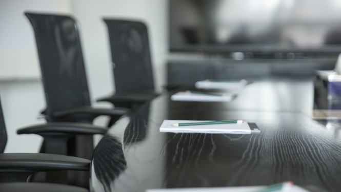 Attēlā attēlots galds ar krēsliem