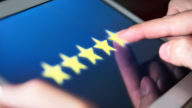 Attēlā atspoguļota planšete ar zvaigznīšu novērtējumu