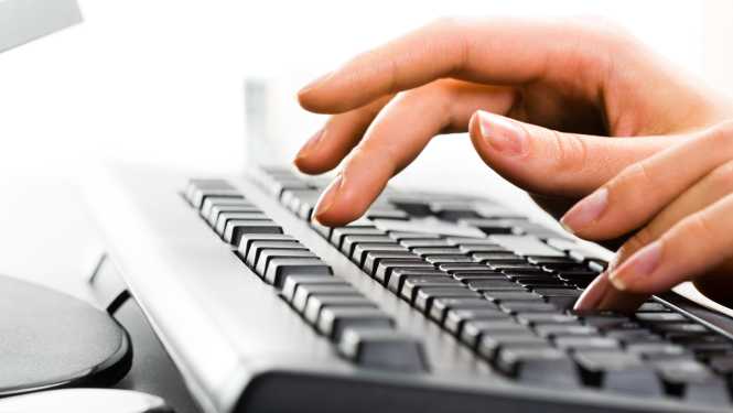 Attēlā attēlota klaviatūra uz kuras raksta cilvēks. 