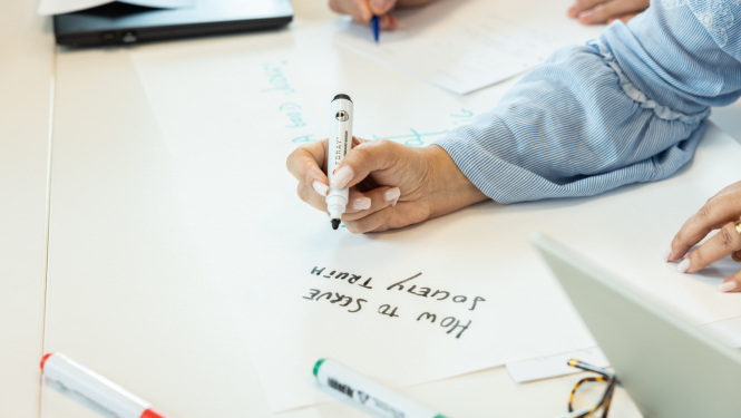 attēlā brilles ,cilvēks raksta