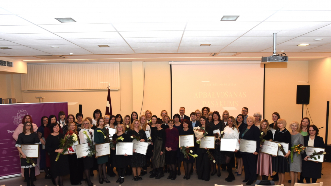 Attēlā attēloti Tiesu administrācijas apbalvošanas pasākuma dalībnieki