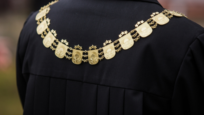 Tiesneša ķēde uz tiesneša muguras