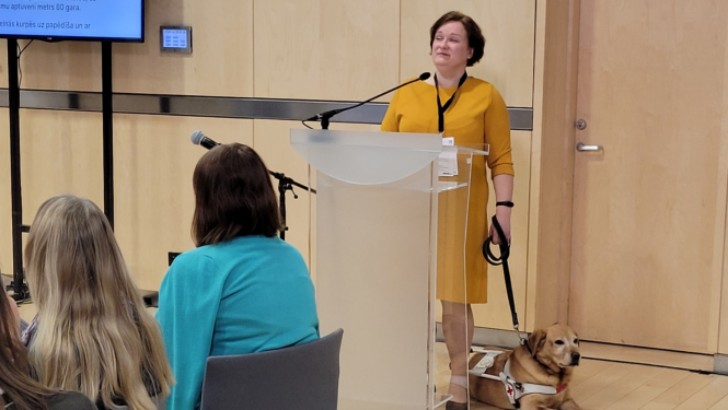 Attēlā cilvēks ar suni