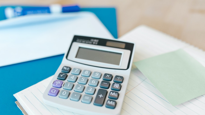 Kalkulators uz klades