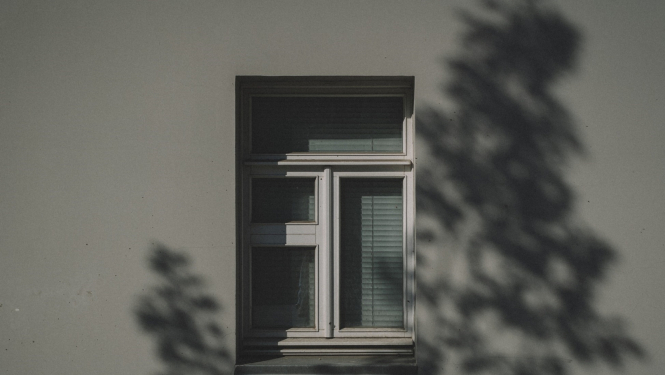 Ilustratīvs attēls ar ēkas logu