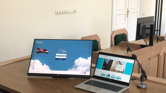 Uz galda novietots klēpjdators un monitors