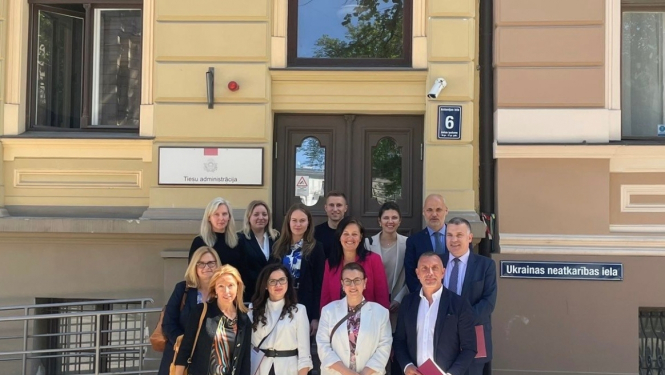 Attēlā attēlota Bulgārijas tiesnešu delegācija pie Tiesu administrācijas ēkas