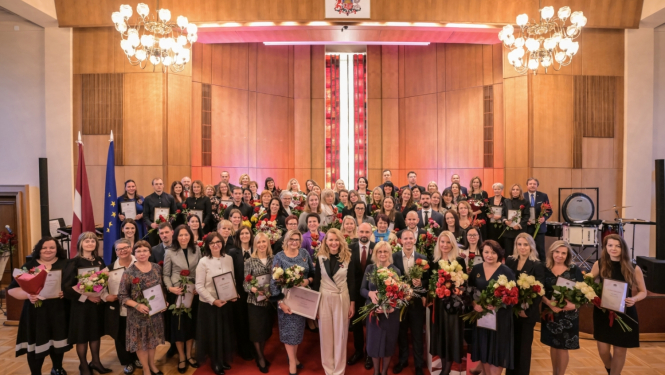 bildē apbalvojuma saņēmeji