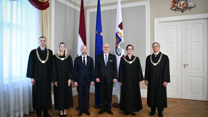 Attēlā Valsts prezidents ar jaunajiem tiesnešiem