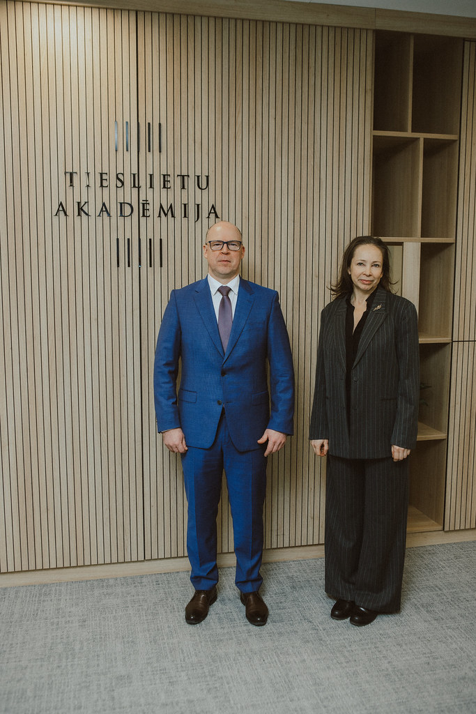 Attēlā redzami ģenerālprokurors Armīns Meisters un Tieslietu akadēmijas direktore Laila Jurcēna 