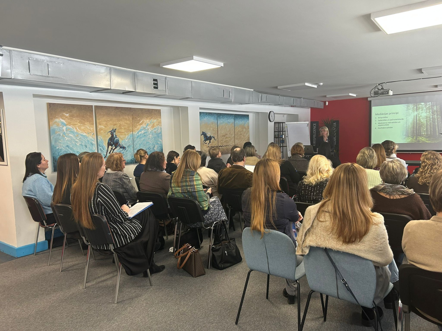 Attēlā redzami apmācību dalībnieki