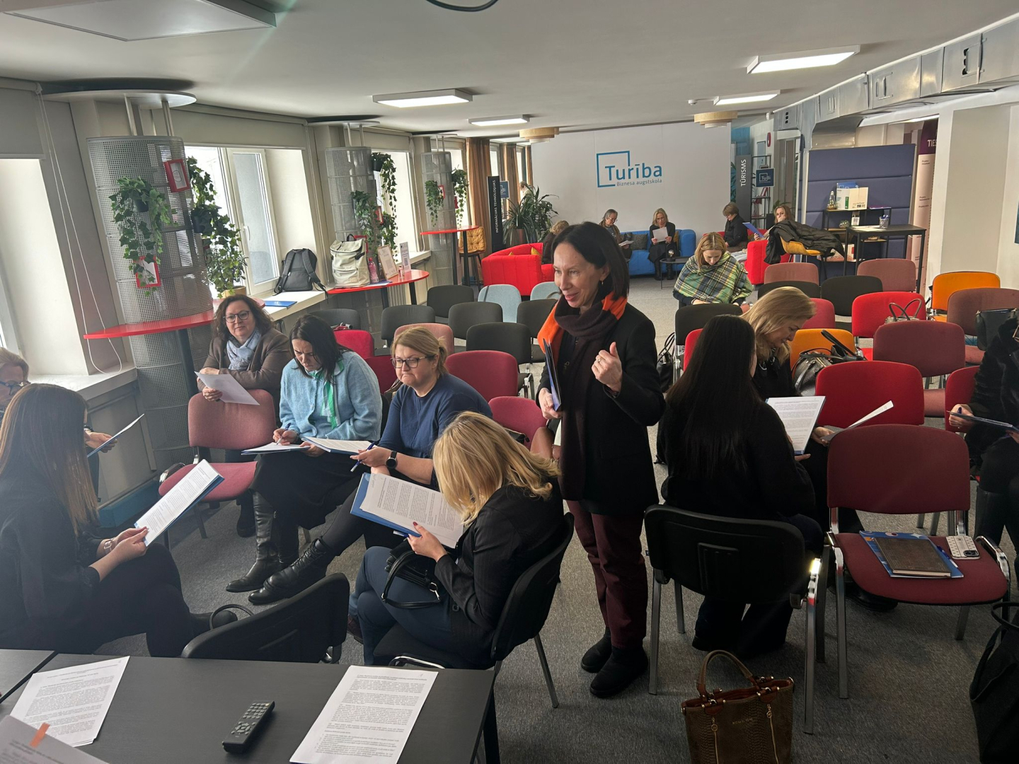 Attēlā redzami dalībnieki, kas pilda mācību uzdevumu