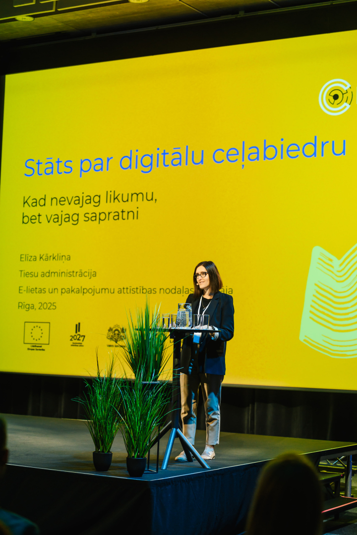 Attēlā redzama Tiesu administrācijas darbiniece prezentācijas laikā