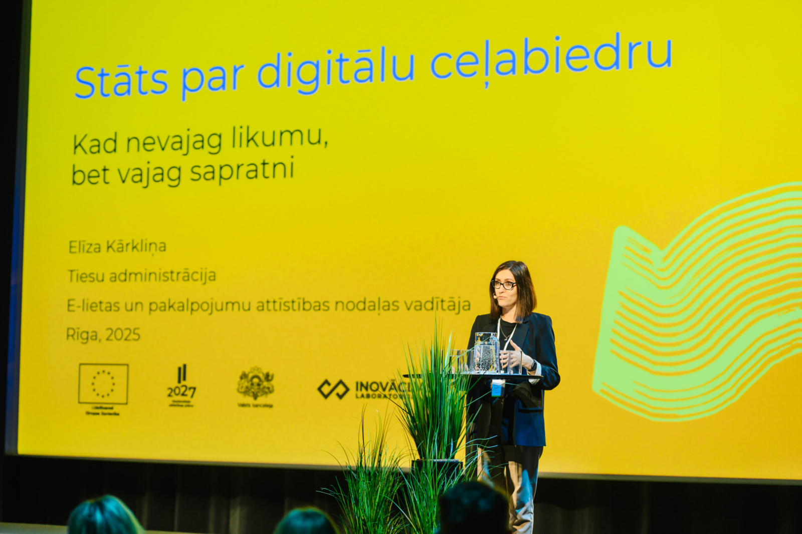 Attēlā redzama Tiesu administrācijas darbiniece prezentācijas laikā