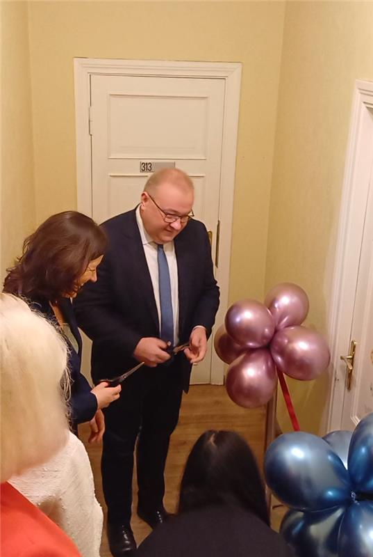 Attēlā redzama telpas atklāšana