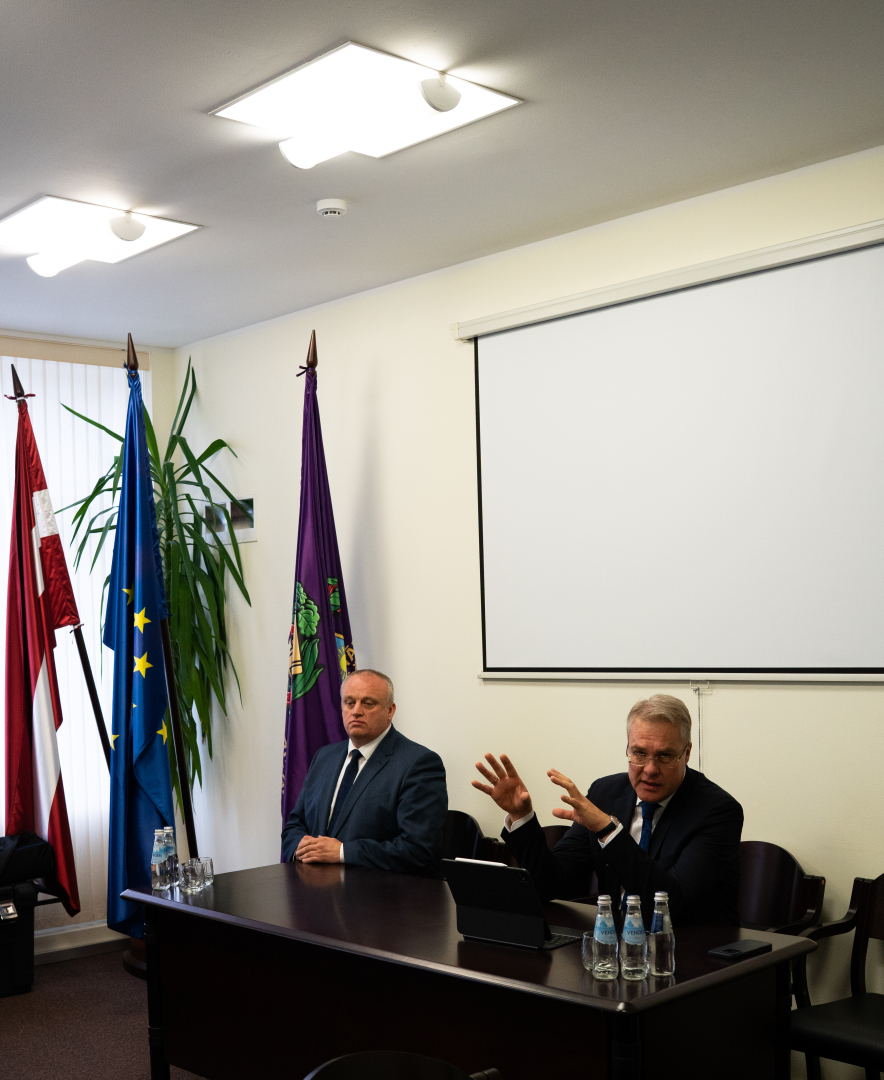 Attēlā rezdami Latvijas Zvērinātu advokātu padomes pārstāvji A.Liepiņš un Ā.Stoks