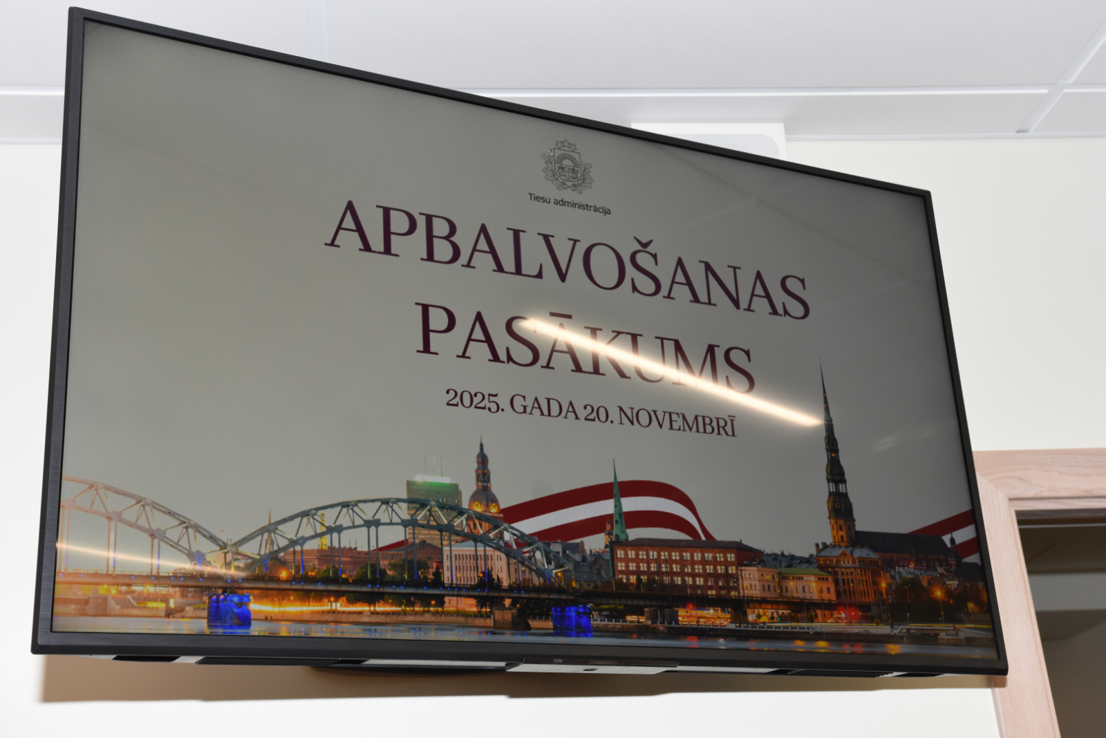 Attēlā redzams prezentācijas slaids ar titullatēlu - "Apbalvošanas pasāukums"