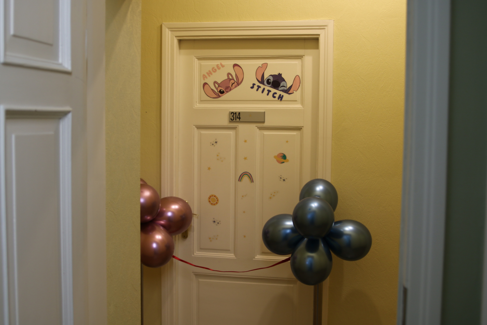 Attēlā redzama telpas atklāšana